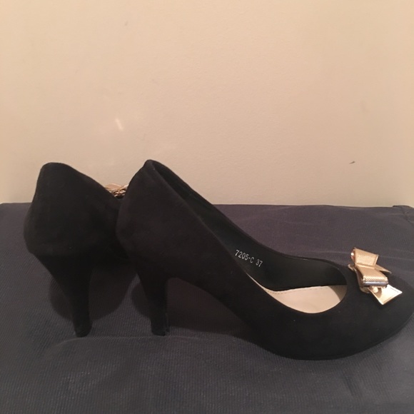 Black Heels with Gold Bow - Picture 4 of 4